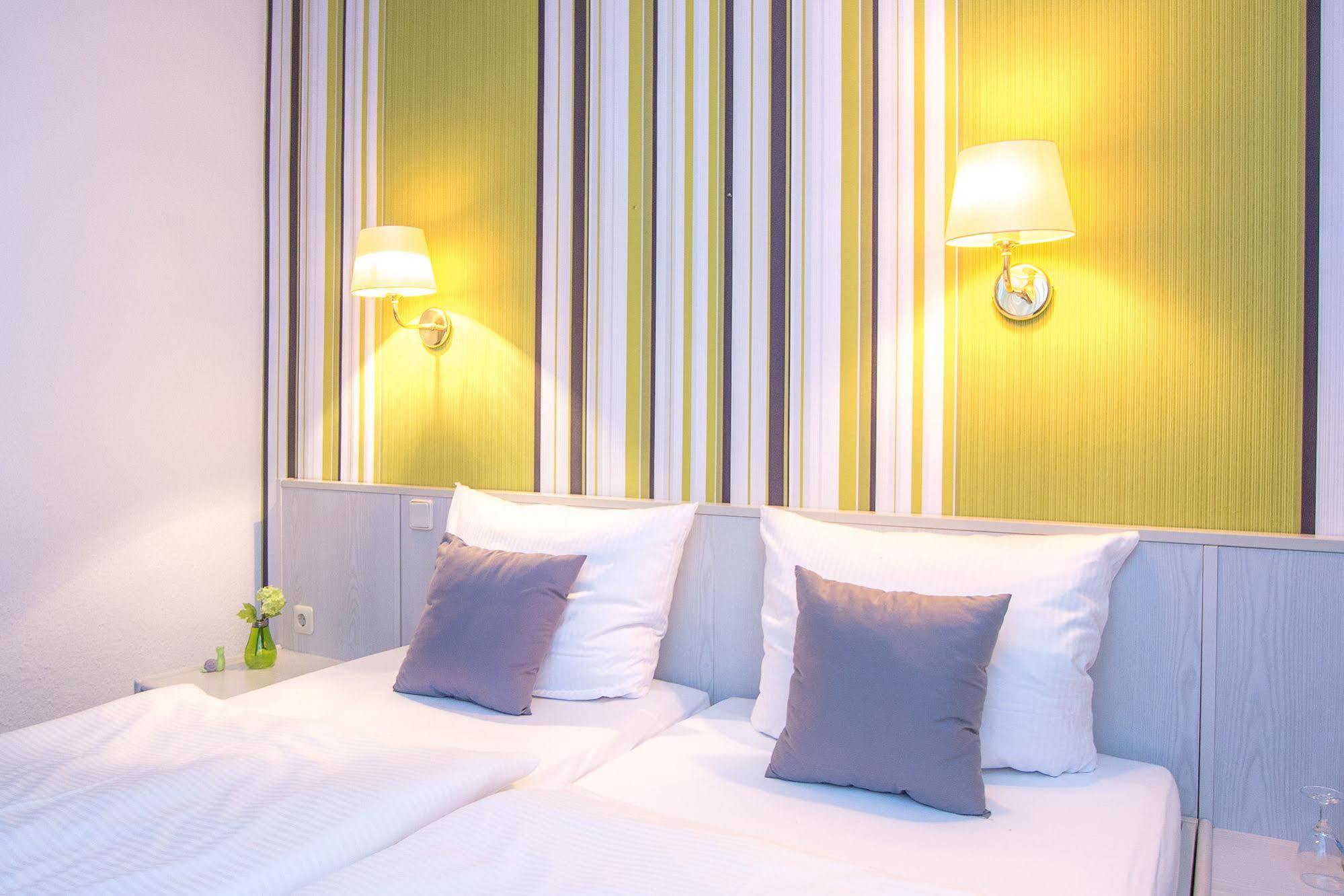 Hotel Weide Satow Bagian luar foto
