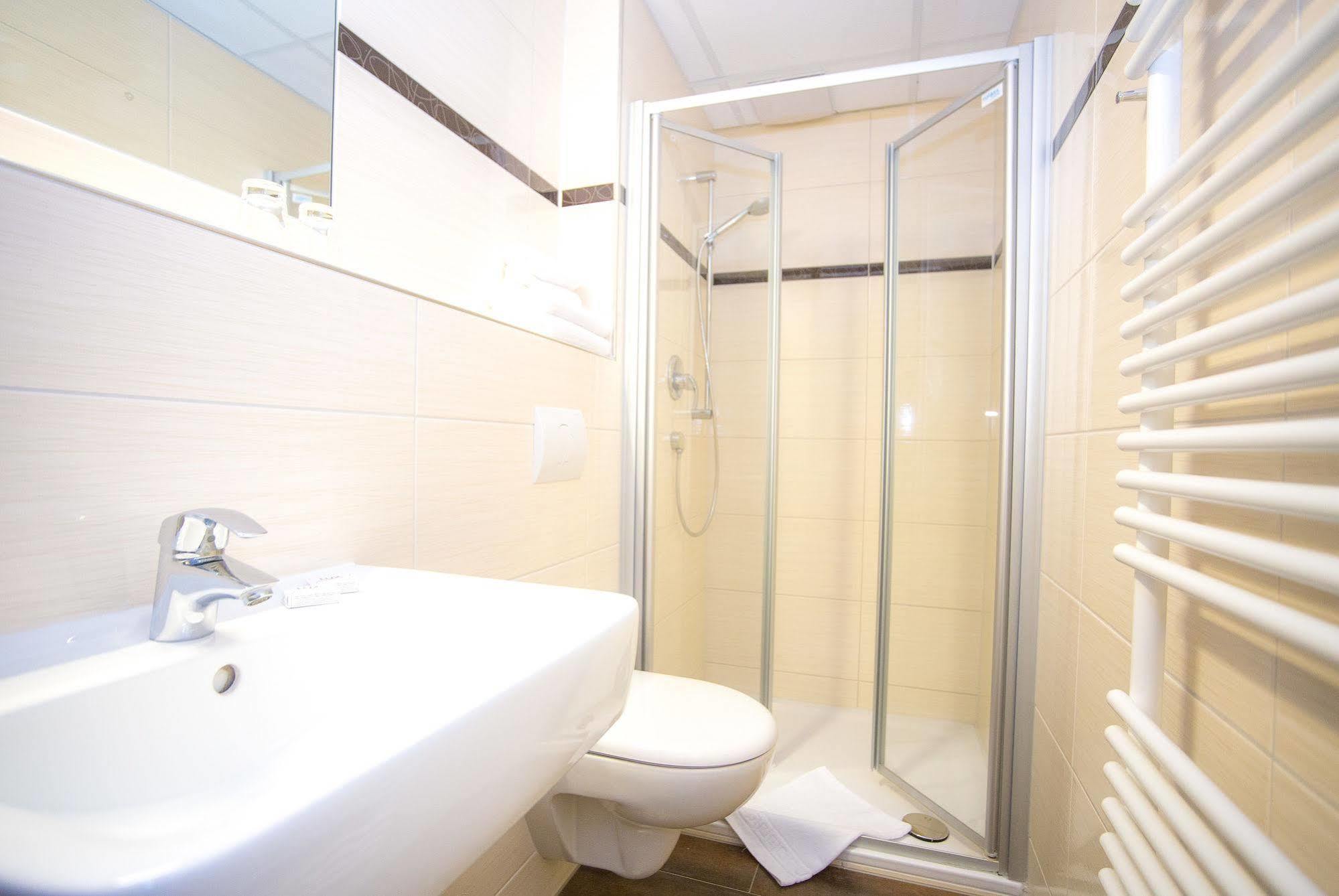 Hotel Weide Satow Bagian luar foto