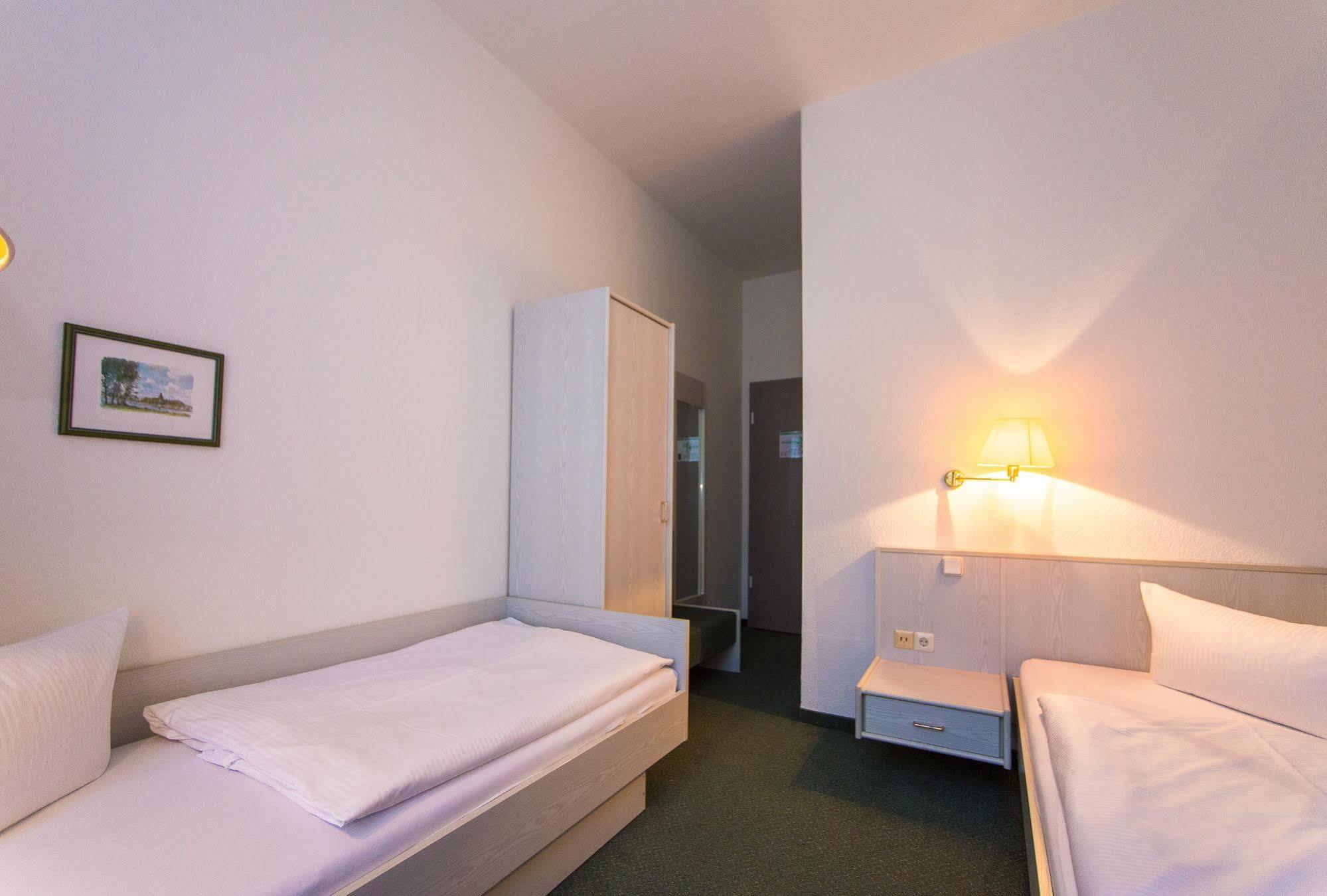 Hotel Weide Satow Bagian luar foto
